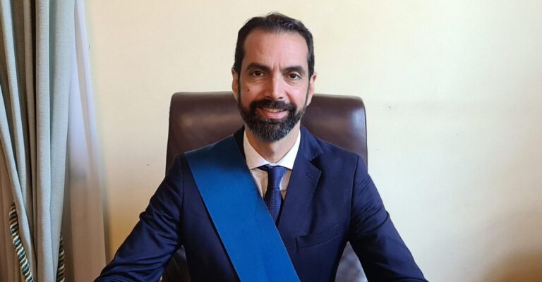 MESSINA / Dimissioni anticipate tra le polemiche del sindaco Basile: si tornerà alle urne il 24 e 25 maggio