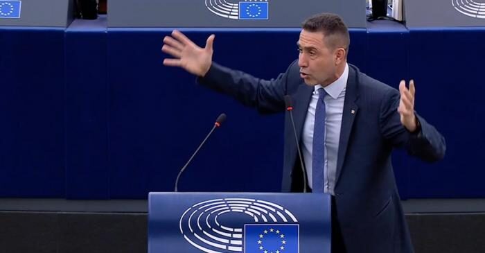 VANNACCI entra nell’ultradestra di AfD. Nel programma: “Cacciare i cittadini italiani di origine straniera”