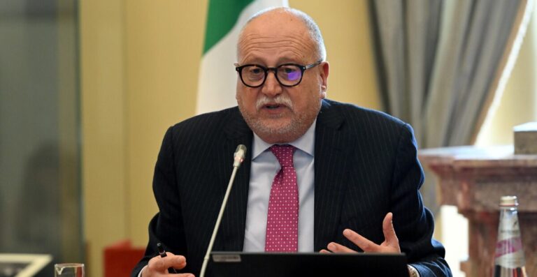 REFERENDUM / Il deputato meloniano ai militanti: “Ricorrete al solito sistema clientelare”. Poi l’offesa a Elly Schlein
