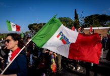SHOCK AL CORTEO DELL’ANPI / Colpi di pistola contro una coppia: a sparare un uomo con casco e mimetica
