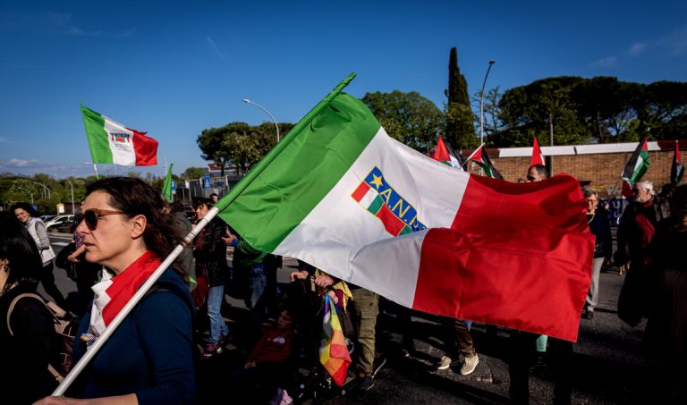 SHOCK AL CORTEO DELL’ANPI / Colpi di pistola contro una coppia: a sparare un uomo con casco e mimetica