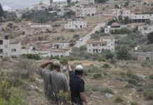 CISGIORDANIA / Soldati israeliani lanciano fumogeni contro bambini palestinesi che vanno a scuola – Video
