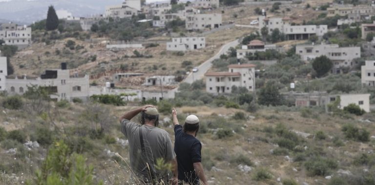 CISGIORDANIA / Soldati israeliani lanciano fumogeni contro bambini palestinesi che vanno a scuola – Video