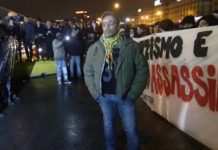 NAPOLI / CasaPound con Lega e FdI: “Remigrazione e 25 Aprile da abolire”. Gavettoni degli antifascisti sulla polizia