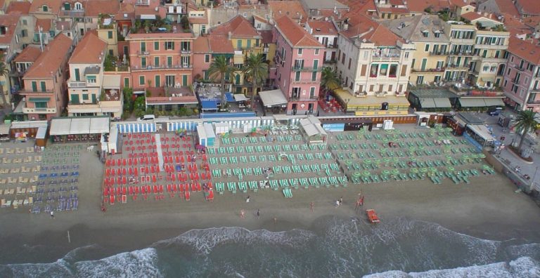 CARO OMBRELLONI / Indagine in 10 località top: una settimana ad Alassio 340 euro, Lignano la più economica