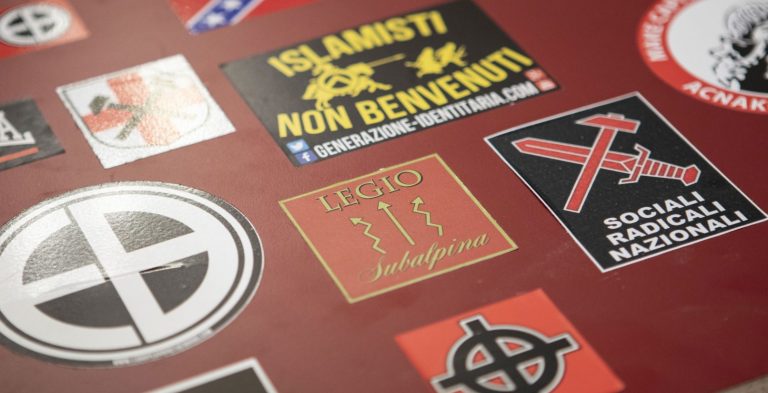 SIENA / Esaltavano via chat fascismo, odio razziale e omofobia: 13 minorenni denunciati anche per pedopornografia