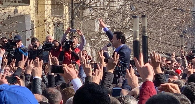 ALBANIA / Esplode la protesta contro il mega progetto del genero di Trump nella laguna: abbattute le recinzioni – vd