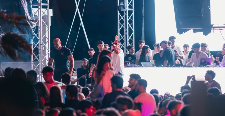 LIDO DI SPINA / Buttafuori e barista picchiati a sangue da una donna e quattro giovani al Malua: un ferito