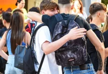 RITORNO A SCUOLA con meno studenti, regole sull’Intelligenza Artificiale e l’irrisolto divario Nord-Sud