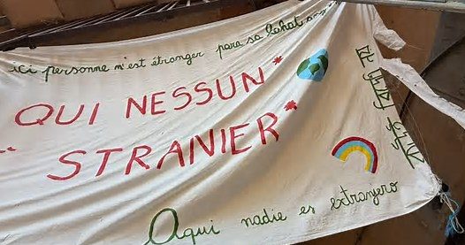 GENOVA / Striscione a scuola “Qui nessuno è straniero” rimosso dalla polizia. Protestano insegnanti e genitori