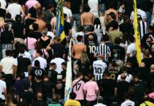 TORINO / Tifosi della Juve di spalle durante il minuto di silenzio per Mazzola. La condanna della società bianconera