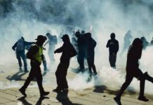 VIOLENZE IN FRANCIA / Un video mostra un gruppo di incappucciati con la polizia: black bloc o infiltrati?