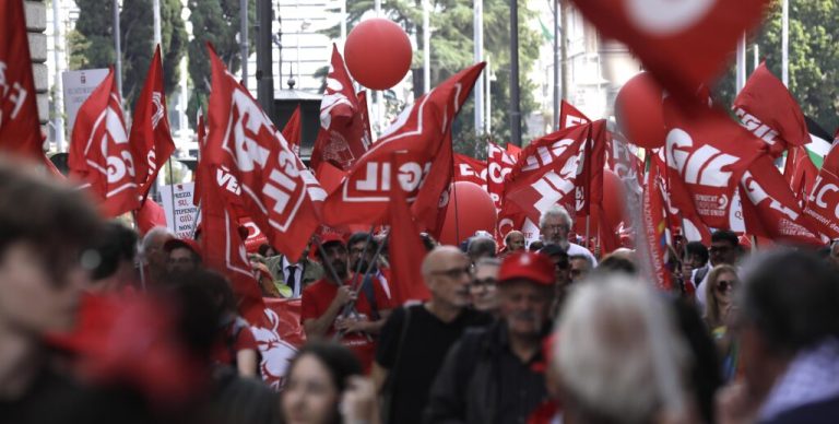 ROMA / Grande manifestazione pacifica della Cgil: “E il 20 novembre sciopero” / MILANO, guerriglia degli incappucciati
